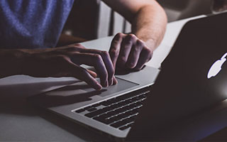 AYX体育-_经典困境：逆境中的决断瞬间感动球迷_，逆境中的励志短语